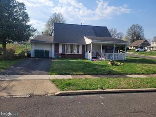 19 CAMELLIA RD, Levittown, PA 19057