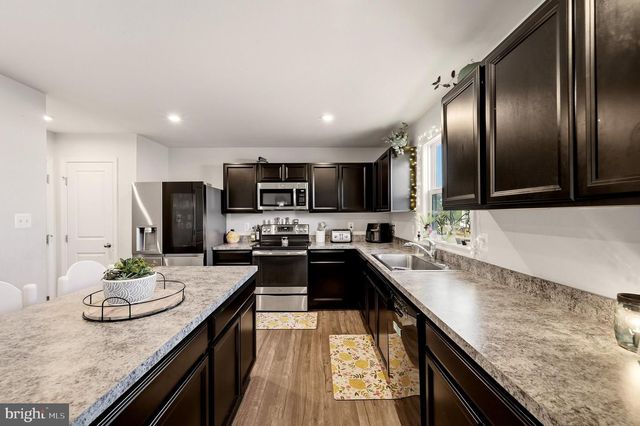 348 CHANDLERS GLEN DR, Bunker Hill, WV 25413