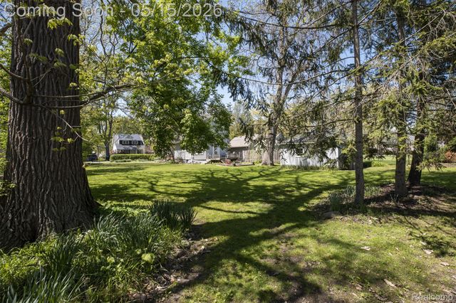 25425 6th Street, Grosse Ile Township, MI 48138