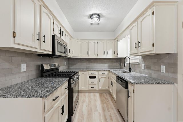 10 Brookway Ln, Sherwood, AR 72120