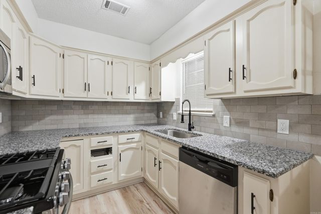 10 Brookway Ln, Sherwood, AR 72120