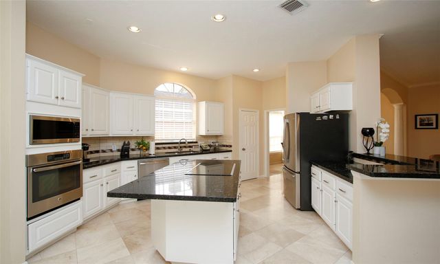 19 E Sunny Slope Circle, The Woodlands, TX 77381