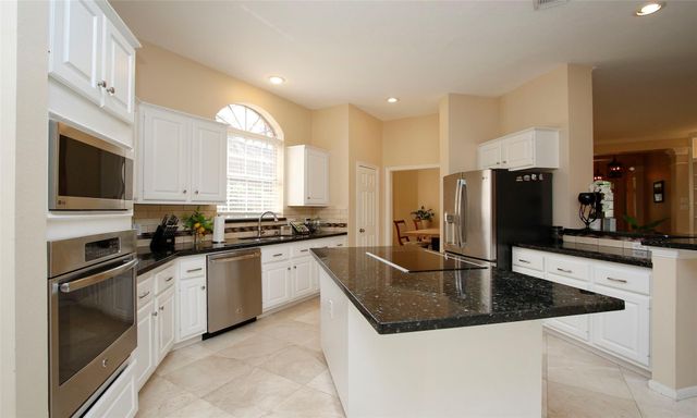 19 E Sunny Slope Circle, The Woodlands, TX 77381