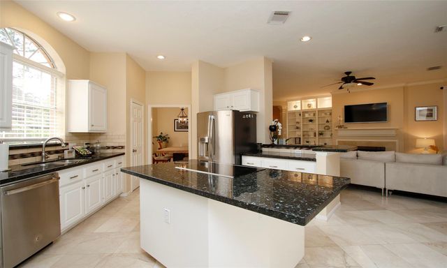 19 E Sunny Slope Circle, The Woodlands, TX 77381