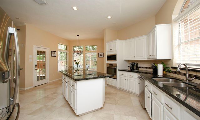19 E Sunny Slope Circle, The Woodlands, TX 77381