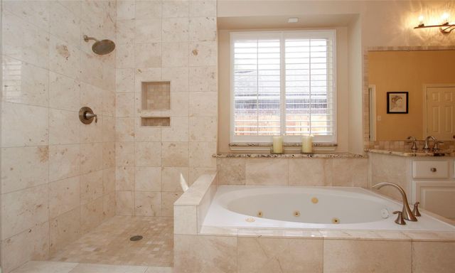 19 E Sunny Slope Circle, The Woodlands, TX 77381