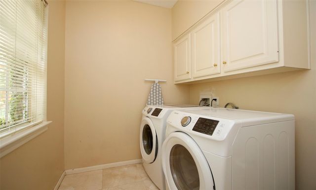 19 E Sunny Slope Circle, The Woodlands, TX 77381