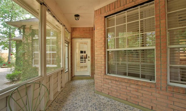 19 E Sunny Slope Circle, The Woodlands, TX 77381