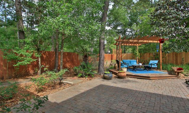 19 E Sunny Slope Circle, The Woodlands, TX 77381