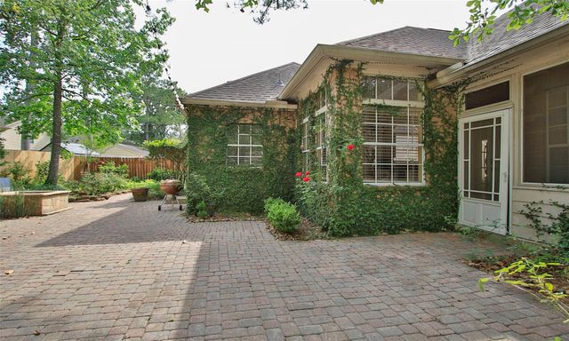 19 E Sunny Slope Circle, The Woodlands, TX 77381