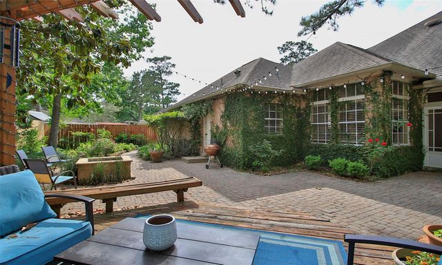 19 E Sunny Slope Circle, The Woodlands, TX 77381