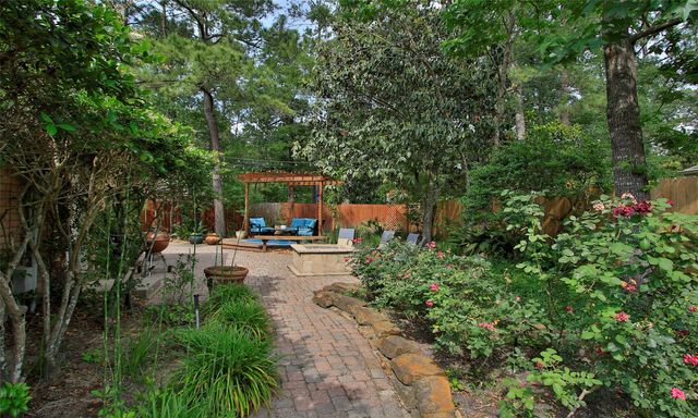 19 E Sunny Slope Circle, The Woodlands, TX 77381