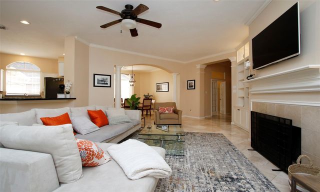 19 E Sunny Slope Circle, The Woodlands, TX 77381
