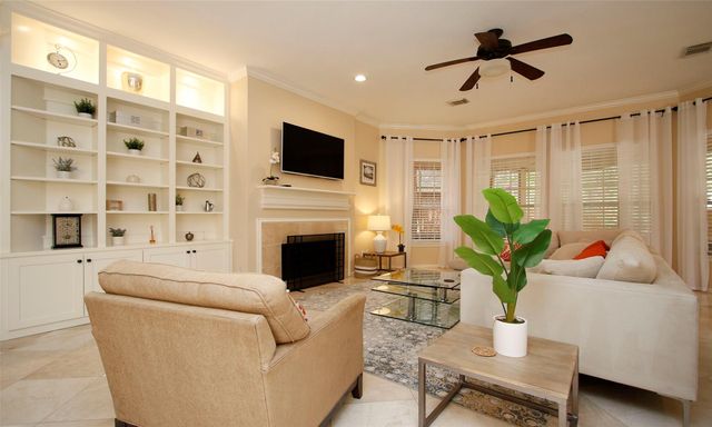 19 E Sunny Slope Circle, The Woodlands, TX 77381