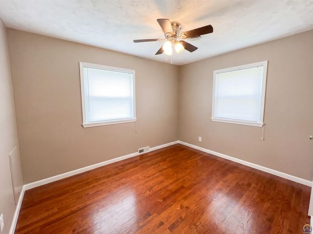 5618 SW 14th ST, Topeka, KS 66604