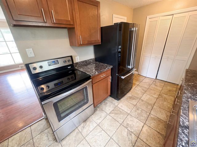 5618 SW 14th ST, Topeka, KS 66604