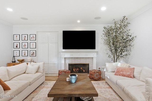 219 Baybrook Court, Lake Sherwood, CA 91361