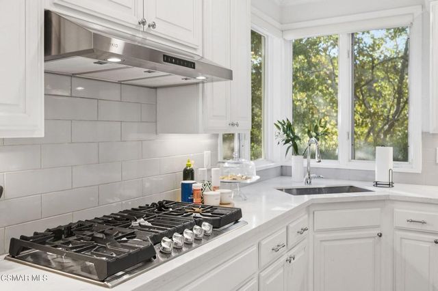 219 Baybrook Court, Lake Sherwood, CA 91361