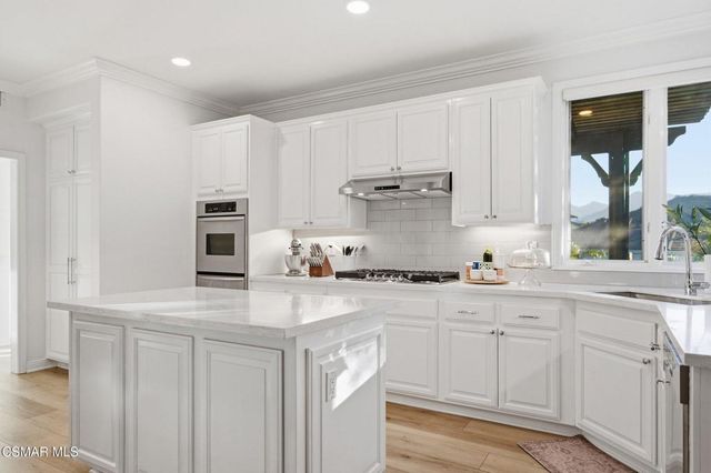 219 Baybrook Court, Lake Sherwood, CA 91361