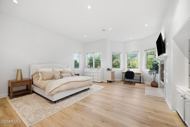 219 Baybrook Court, Lake Sherwood, CA 91361