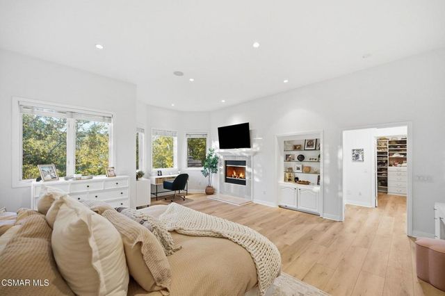 219 Baybrook Court, Lake Sherwood, CA 91361