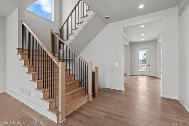 2559 Crystal Lake Drive, Commerce Charter Township, MI 48382