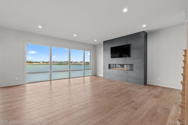 2559 Crystal Lake Drive, Commerce Charter Township, MI 48382
