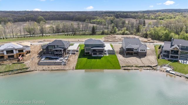 2559 Crystal Lake Drive, Commerce Charter Township, MI 48382