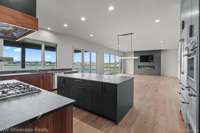 2559 Crystal Lake Drive, Commerce Charter Township, MI 48382