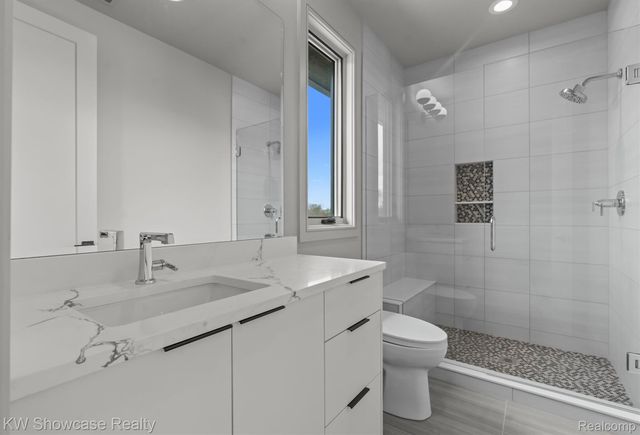 2559 Crystal Lake Drive, Commerce Charter Township, MI 48382