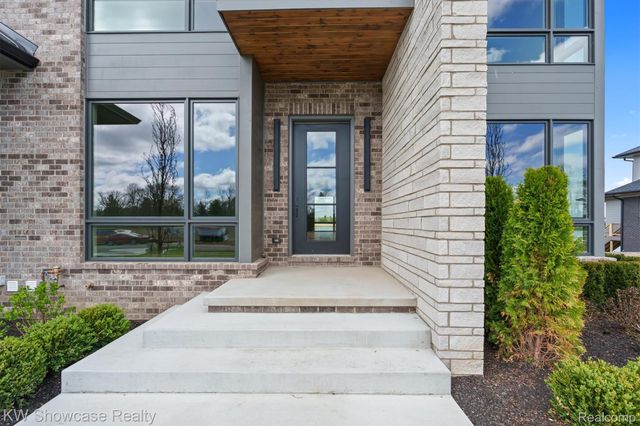 2559 Crystal Lake Drive, Commerce Charter Township, MI 48382