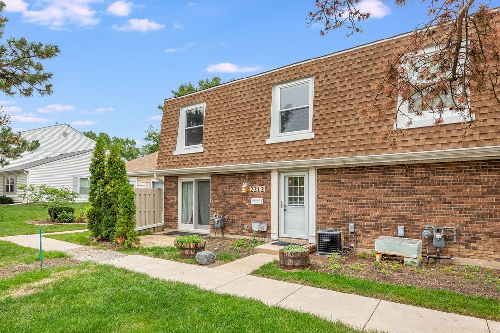 2212 Cardinal Court, Schaumburg, IL 60194