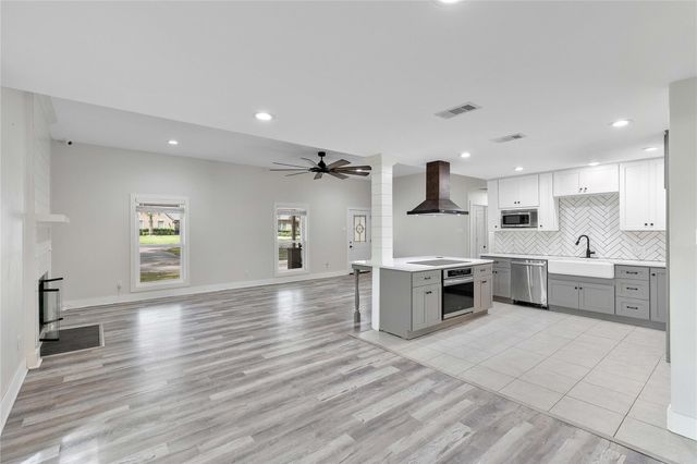 655 Avenue L, Dickinson, TX 77539