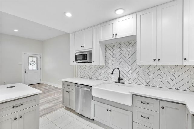 655 Avenue L, Dickinson, TX 77539