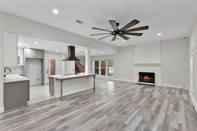 655 Avenue L, Dickinson, TX 77539