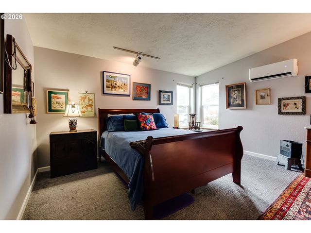 1800 LAKEWOOD Ct 140, Eugene, OR 97402