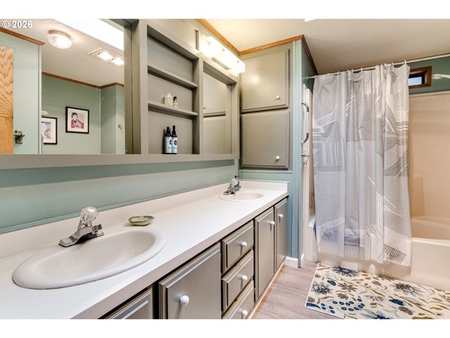 1800 LAKEWOOD Ct 140, Eugene, OR 97402