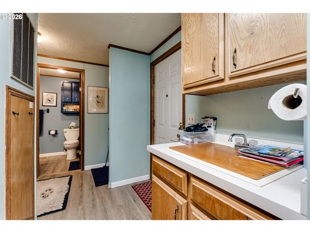 1800 LAKEWOOD Ct 140, Eugene, OR 97402