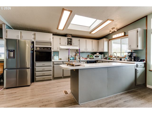 1800 LAKEWOOD Ct 140, Eugene, OR 97402