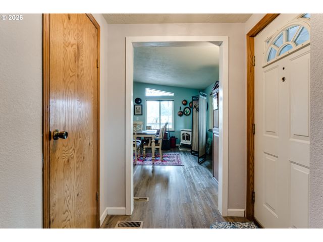 1800 LAKEWOOD Ct 140, Eugene, OR 97402