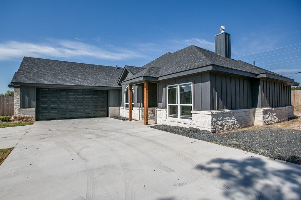 Image 7 of property listing at 2022 Silver Creek Court, San Angelo, TX 76904