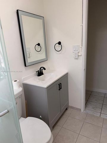 310 NE 58th St B, Oakland Park, FL 33334