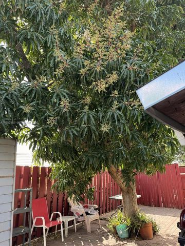 310 NE 58th St B, Oakland Park, FL 33334