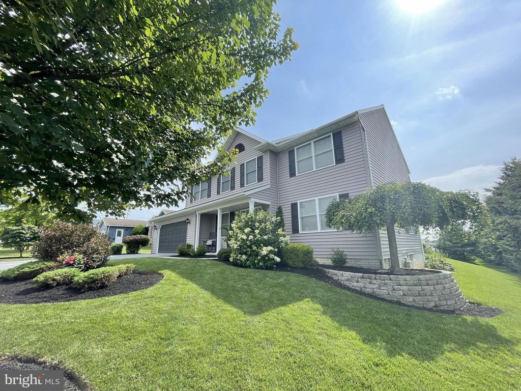 102 VILLAGE DR, Newmanstown, PA 17073