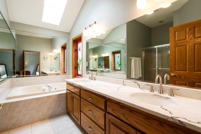 W263N2367 Deer Haven DRIVE, Pewaukee, WI 53072