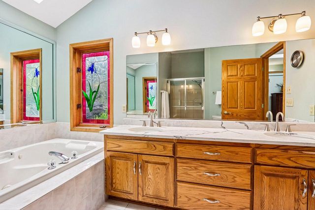 W263N2367 Deer Haven DRIVE, Pewaukee, WI 53072