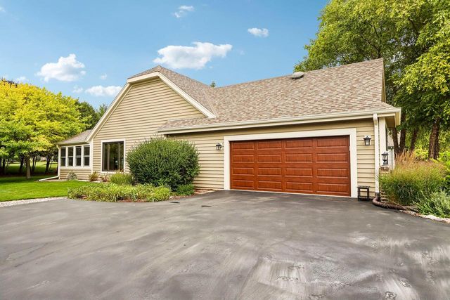 W263N2367 Deer Haven DRIVE, Pewaukee, WI 53072