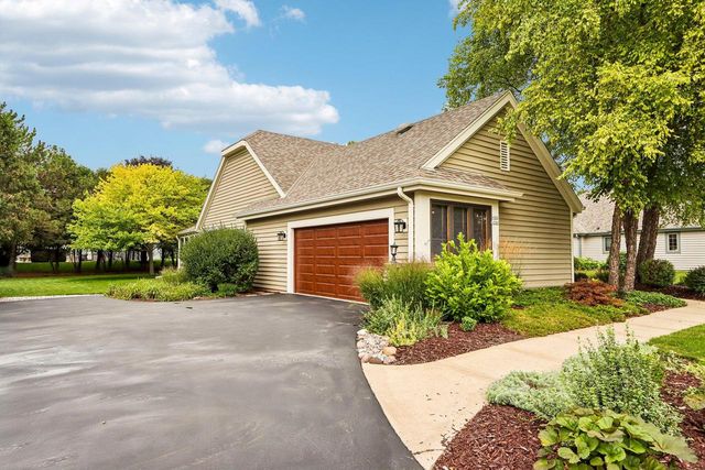 W263N2367 Deer Haven DRIVE, Pewaukee, WI 53072
