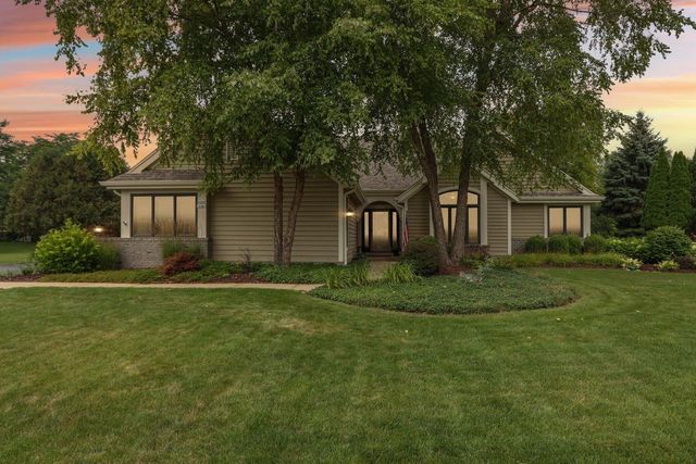W263N2367 Deer Haven DRIVE, Pewaukee, WI 53072