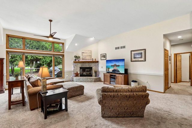 W263N2367 Deer Haven DRIVE, Pewaukee, WI 53072